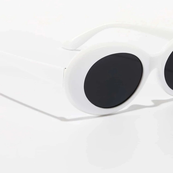 Oval Retro Sunglasses - Picture 3 of 4